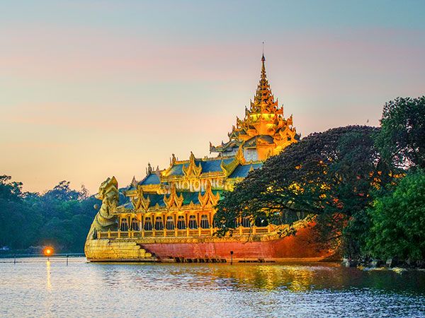 Walk around Kandawgyi Lake