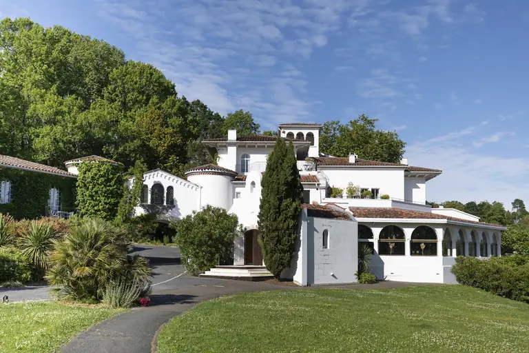 Brindos, Lac & Château